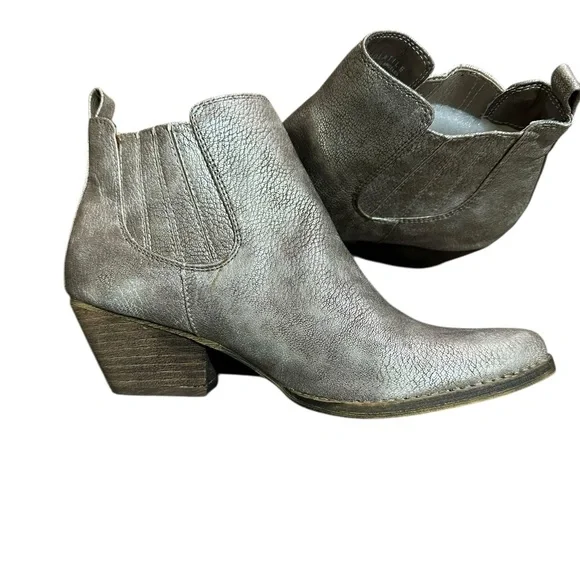Very Volatile Gold Metallic Western Motivate Heeled Ankle Bootie - Picture 10 of 11